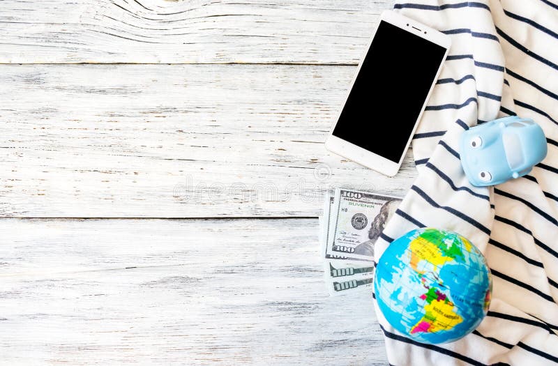 Reise, Abenteuer, Ferienkonzept Smartphone, Dollargeld, t lizenzfreie stockfotografie Reise, Abenteuer, Ferienkonzept Smartphone, Dollargeld, t lizenzfreie stockfotografie