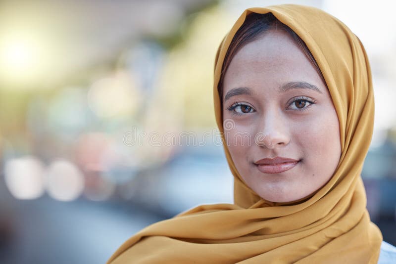Reise-Entspannung und Portrait der muslimischen Frau in der Stadt für junge stolze und natürliche in der Stadt. islamisch positiv stockfoto