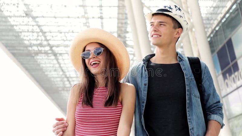 Reise Junge Paare nähern sich dem Flughafen, der im Urlaub reist