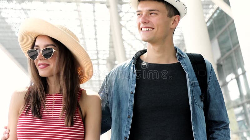 Reise Junge Paare nähern sich dem Flughafen, der im Urlaub reist