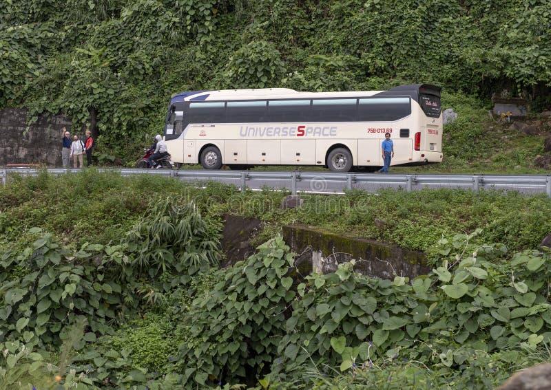 Reisebus und Touristen entlang Hai Van Pass, Vietnam stockfotos Reisebus und Touristen entlang Hai Van Pass, Vietnam stockfotos