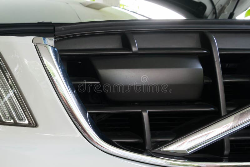Reisegeschwindigkeitskontrollenradar des Luxusautos anpassungsfähiges installiert auf vorderen Grill stockfotografie Reisegeschwindigkeitskontrollenradar des Luxusautos anpassungsfähiges installiert auf vorderen Grill stockfotografie
