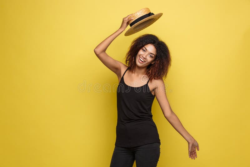 Reisekonzept - nahes hohes Porträt-junge schöne attraktive Afroamerikanerfrau mit modischem Hut lächelnd und froh stockfotografie Reisekonzept - nahes hohes Porträt-junge schöne attraktive Afroamerikanerfrau mit modischem Hut lächelnd und froh stockfotografie