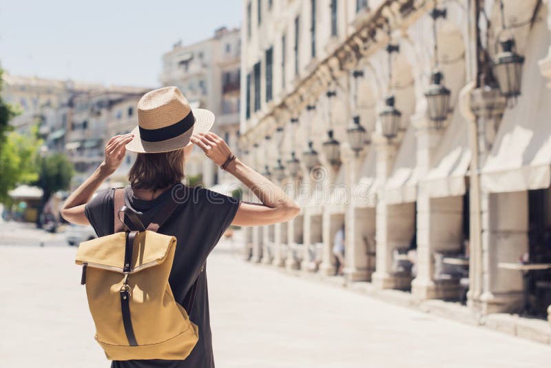 Reisekonzept Schöne touristische Frau zu Fuß in der Korfu Altstadt während des Urlaubs fröhliche Studentenfrau Reisen im Ausland i stockfotografie