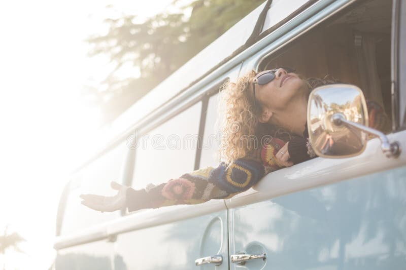 Reisen und Glück. Freiheitsgefühl im Lebenskonzept der Menschen. eine Frau, die als Fahrgast im klassischen lizenzfreie stockfotografie