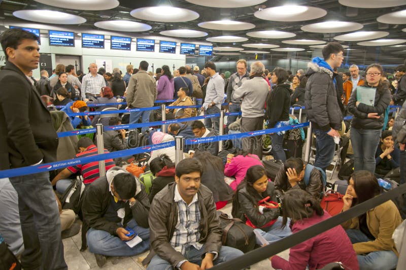 Reisende, die in Flughafen am Schneesturm warten stockbilder Reisende, die in Flughafen am Schneesturm warten stockbilder