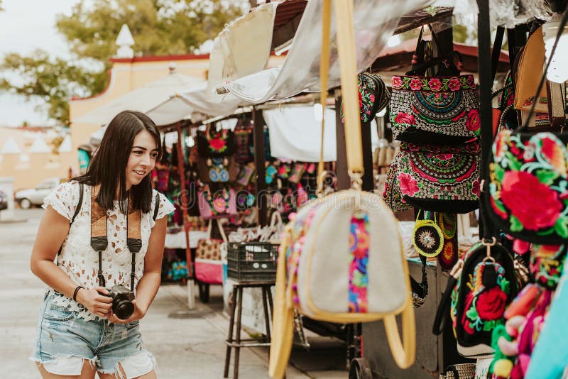Reisende Mädchen kaufen Souvenirs auf dem traditionellen mexikanischen Markt in Mexiko Straßen, hispanische Touristen im Freien L stockfotografie Reisende Mädchen kaufen Souvenirs auf dem traditionellen mexikanischen Markt in Mexiko Straßen, hispanische Touristen im Freien L stockfotografie