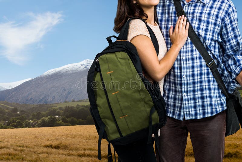 Reisende Tragetasche, Arm im Arm, gegen Berglandschaftshintergrund stockfoto Reisende Tragetasche, Arm im Arm, gegen Berglandschaftshintergrund stockfoto