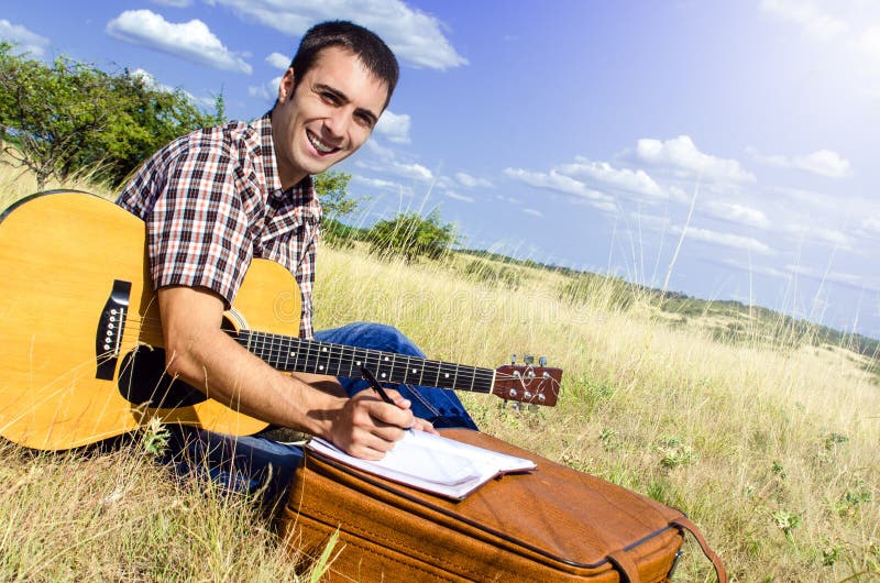Reisender Künstler schreibt ein Lied in Natur lizenzfreie stockfotografie Reisender Künstler schreibt ein Lied in Natur lizenzfreie stockfotografie