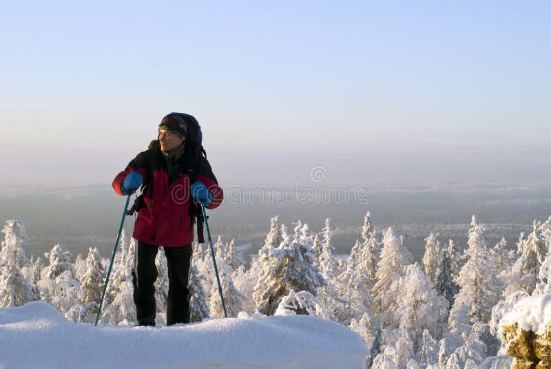 Reisender steigt auf der Spitze des Berges im Winter lizenzfreie stockfotos Reisender steigt auf der Spitze des Berges im Winter lizenzfreie stockfotos