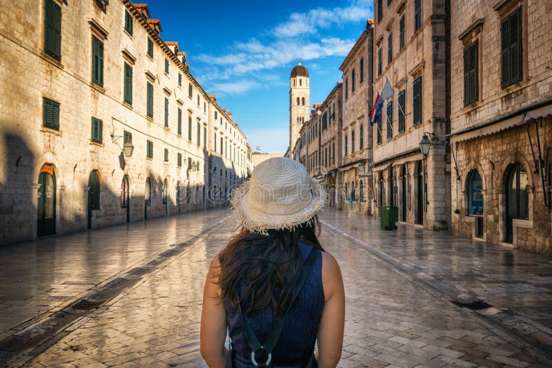 Reisender an Stradun-Straße in Dubrovnik, Kroatien lizenzfreie stockfotos Reisender an Stradun-Straße in Dubrovnik, Kroatien lizenzfreie stockfotos