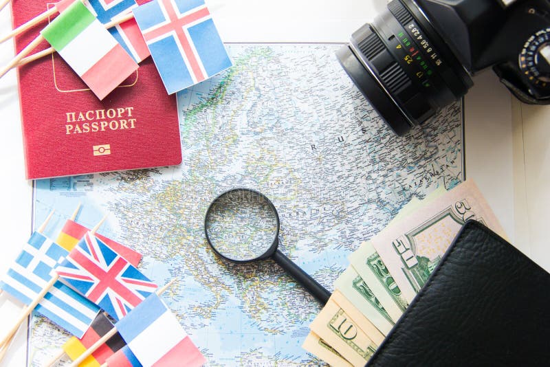 Reisevorbereitung: Kompass, Geld in der Geldbörse, Pass, Straßenkarte, Lupe, Kamera, Staatsflaggen stockbilder Reisevorbereitung: Kompass, Geld in der Geldbörse, Pass, Straßenkarte, Lupe, Kamera, Staatsflaggen stockbilder