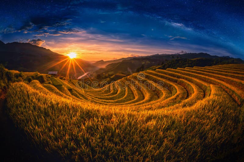 Reisfelder auf terassenförmig angelegtem mit Milchstraße bei Sonnenuntergang in MU Cang Chai stockbilder Reisfelder auf terassenförmig angelegtem mit Milchstraße bei Sonnenuntergang in MU Cang Chai stockbilder