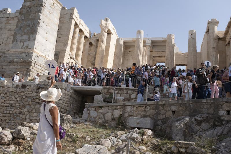 Reisgids bij de Akropolis, Atthens, Griekenland stock afbeelding Reisgids bij de Akropolis, Atthens, Griekenland stock afbeelding