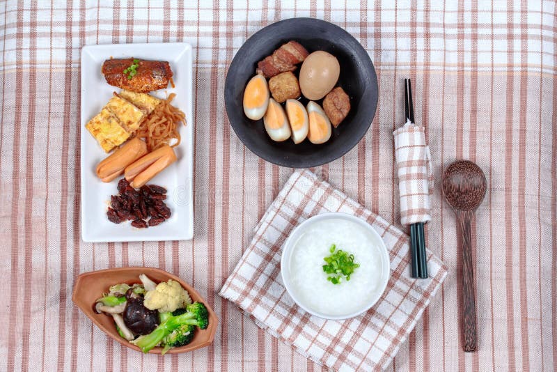 Reismehlsuppe mit Wurst, gebratenem Gemüse und gedämpftem gekochtem Ei lizenzfreies stockfoto Reismehlsuppe mit Wurst, gebratenem Gemüse und gedämpftem gekochtem Ei lizenzfreies stockfoto