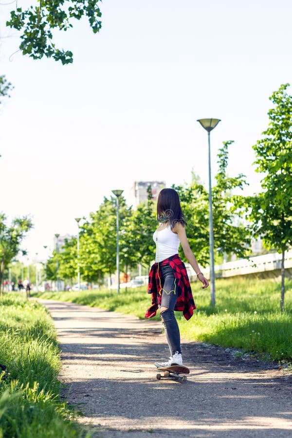Reitenskateboards des M?dchens auf Stra?e stockfotos Reitenskateboards des M?dchens auf Stra?e stockfotos