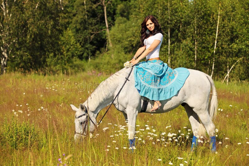 Reiter auf einem Pferd stockfoto. Bild von landarbeiter - 52531398
