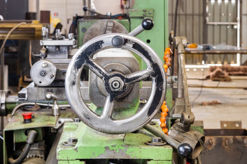 Reizbares Rad auf industrieller Drehbankmaschine in der Fabrik stockfotografie Reizbares Rad auf industrieller Drehbankmaschine in der Fabrik stockfotografie