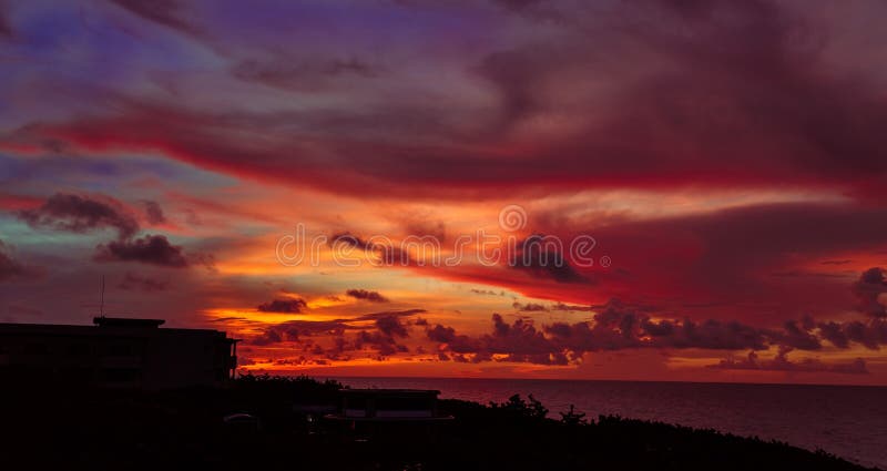 Reizend herrliche magische Ansicht der Sonnenuntergangzeit mit schönem warmem Himmel in Santa Maria Cuban-Insel lizenzfreie stockfotografie Reizend herrliche magische Ansicht der Sonnenuntergangzeit mit schönem warmem Himmel in Santa Maria Cuban-Insel lizenzfreie stockfotografie