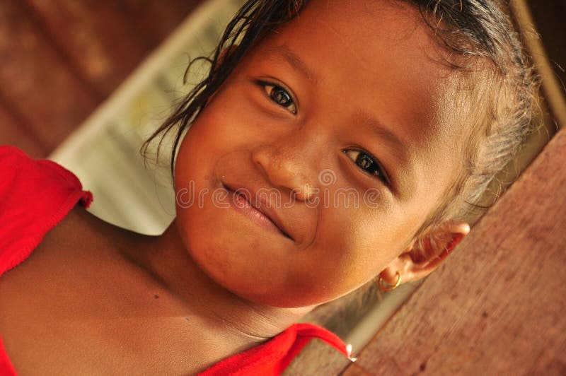 Reizend kleines Mädchen, das im Dorfhaus lächelt