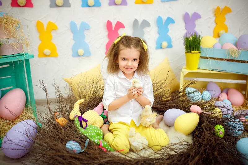 Reizend kleines Mädchen mit kleinen Entlein stockfotografie Reizend kleines Mädchen mit kleinen Entlein stockfotografie