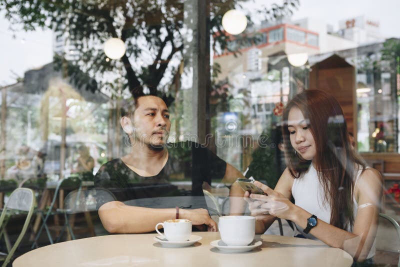 Reizende asiatische Paare, die Kaffee trinken stockfotos Reizende asiatische Paare, die Kaffee trinken stockfotos