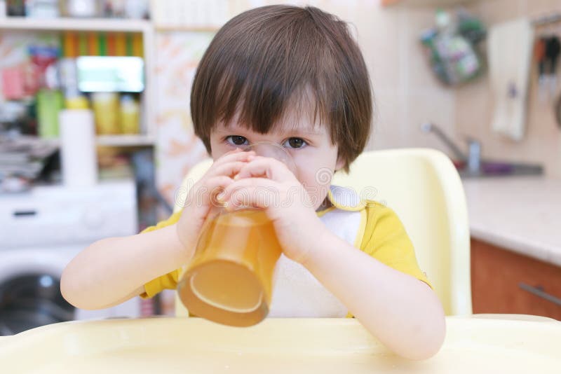 Пьет компот падеж. Малыш пьет компот. Ребенок пьет компот в столовой. Компот для детей. Ребенок пьет сок.