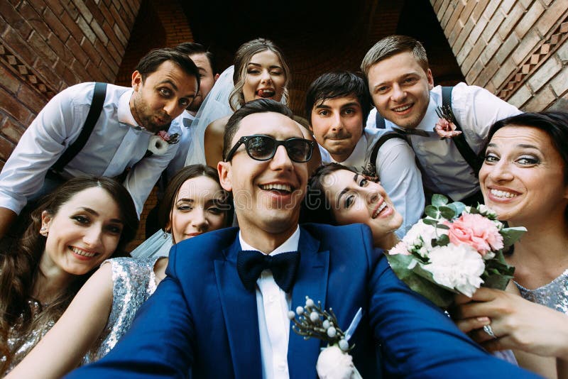 Reizende junge Leute im Hochzeitstag stockfotografie Reizende junge Leute im Hochzeitstag stockfotografie