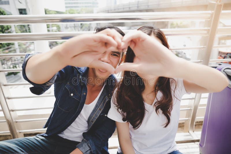 Reizende Paare des Porträts Hübscher Freund und schönes girlfri lizenzfreies stockfoto Reizende Paare des Porträts Hübscher Freund und schönes girlfri lizenzfreies stockfoto