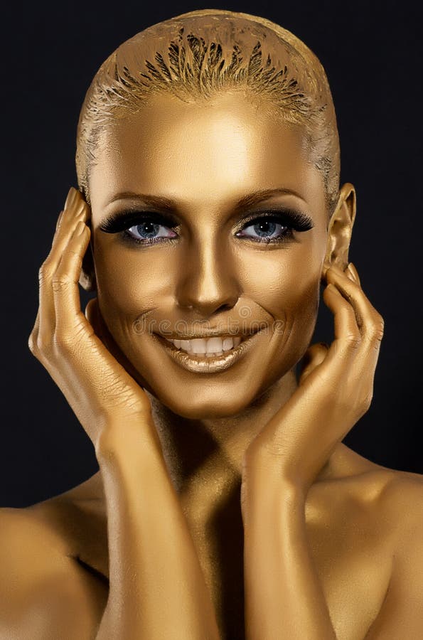 Färbung u. flüchtiger Blick. Herrliches Frauenlächeln. Fantastisches goldenes Make-up. Kunst
