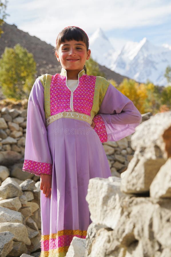 Reizendes Mädchen im lokalen Kleid an Hussaini-Dorf, Pakistan