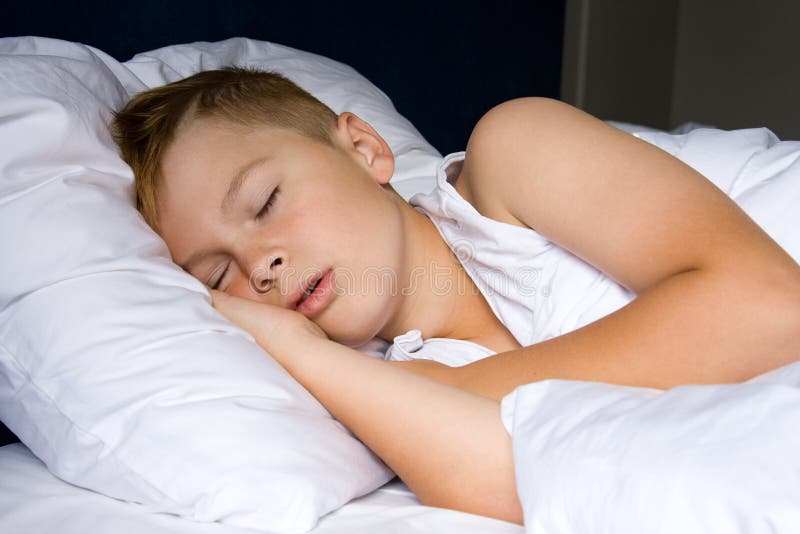 Reiziger kleiner Junge im Schlafzimmer lizenzfreie stockfotografie Reiziger kleiner Junge im Schlafzimmer lizenzfreie stockfotografie
