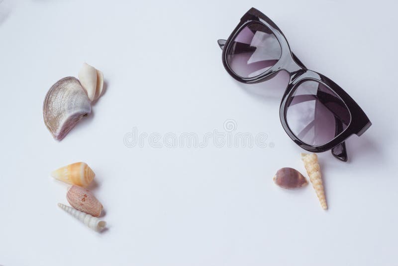 Reizigerstoebehoren op gele achtergrond met zwarte zonnebril Hoogste meningsreis of vakantieconcept De zomerachtergrond stock foto's Reizigerstoebehoren op gele achtergrond met zwarte zonnebril Hoogste meningsreis of vakantieconcept De zomerachtergrond stock foto's