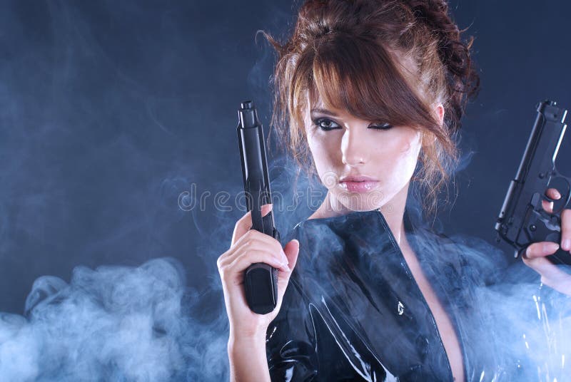 Reizvolle Frauenholdinggewehr mit Rauche