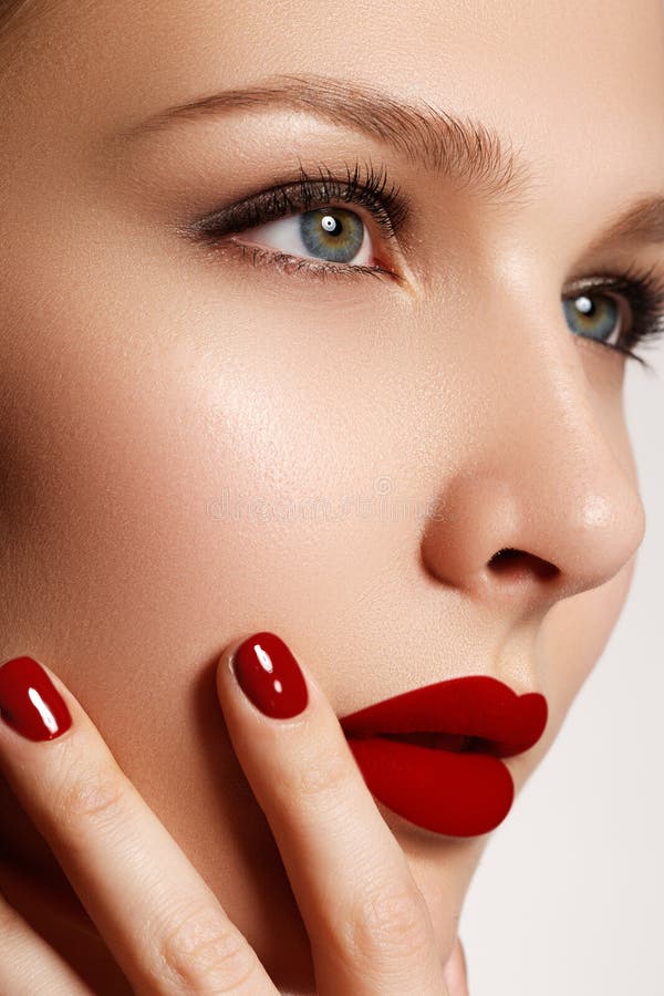 Reizvolle Lippen Schönheits-rotes Lippenmake-updetail Schöne Make-up clos lizenzfreies stockbild Reizvolle Lippen Schönheits-rotes Lippenmake-updetail Schöne Make-up clos lizenzfreies stockbild