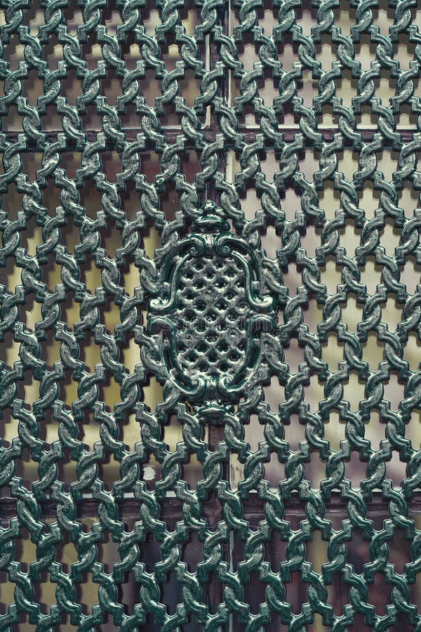 Reja decorativa del hierro en la ventana fotografía de archivo Reja decorativa del hierro en la ventana fotografía de archivo