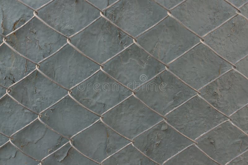 Rejilla del metal en una pared gris con la peladura de la pintura El concepto de restricci?n de la libertad fotos de archivo Rejilla del metal en una pared gris con la peladura de la pintura El concepto de restricci?n de la libertad fotos de archivo