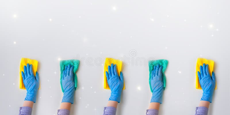 Reklamy czy?ci firma Pracownik r?ki w b??kitnej gumowej ochronnej r?kawiczce Og?lny lub miarowy cleanup fotografia royalty free Reklamy czy?ci firma Pracownik r?ki w b??kitnej gumowej ochronnej r?kawiczce Og?lny lub miarowy cleanup fotografia royalty free