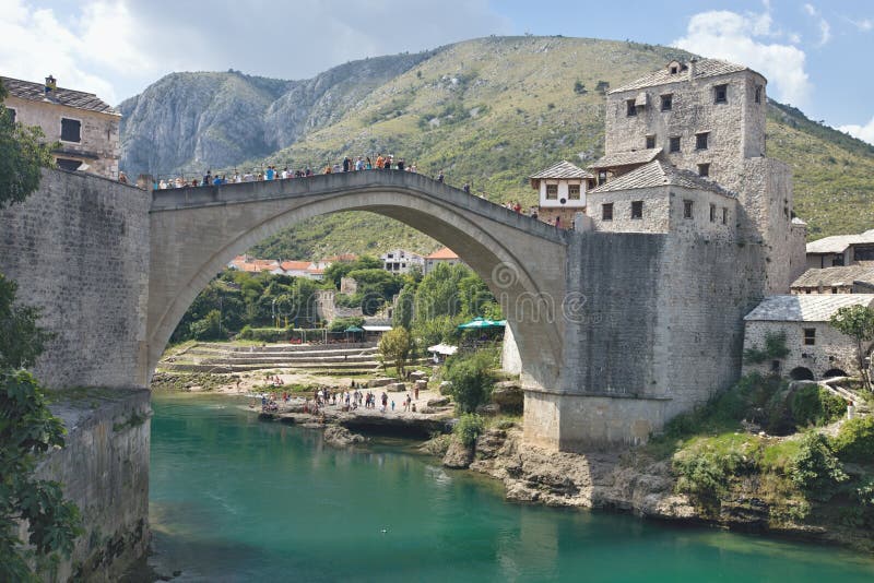 Rekonstruerad gammal bro av Mostar i Bosnien och Hercegovina fotografering för bildbyråer Rekonstruerad gammal bro av Mostar i Bosnien och Hercegovina fotografering för bildbyråer