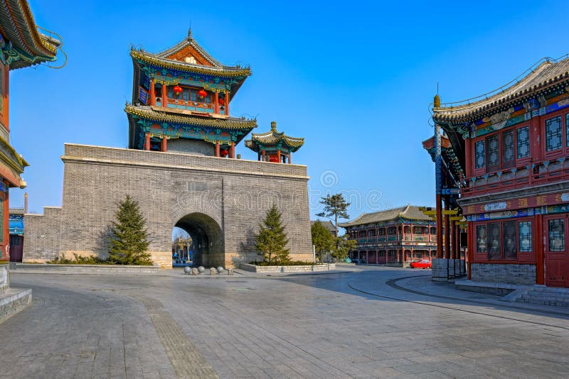 Rekonstruerat Klocka och valstorn i staden av Shanhaiguan royaltyfri fotografi Rekonstruerat Klocka och valstorn i staden av Shanhaiguan royaltyfri fotografi