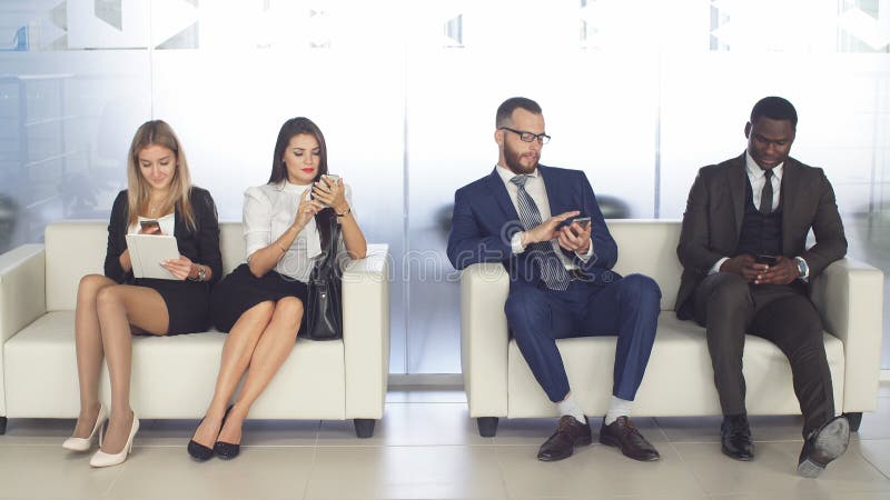 Rekrutacja firma Młode wnioskodawcy oczekują wywiad grupa młodzi ludzie zanudzał czekanie dla pracy fotografia royalty free Rekrutacja firma Młode wnioskodawcy oczekują wywiad grupa młodzi ludzie zanudzał czekanie dla pracy fotografia royalty free