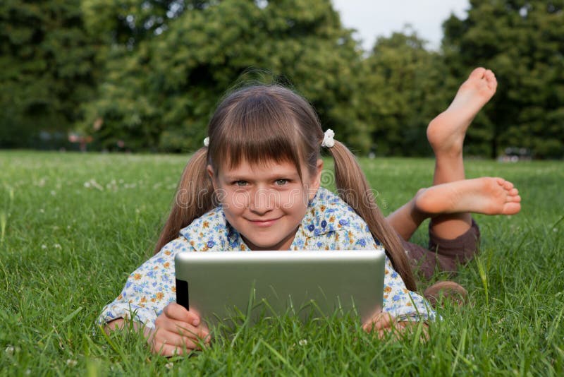 Garota Feliz Sentada Na Grama Verde Com Laptop. Iniciar. Jogo De Computador  Infantil. De Volta à Escola. Educação Online Imagem de Stock - Imagem de  laptop, surpreendido: 196903861