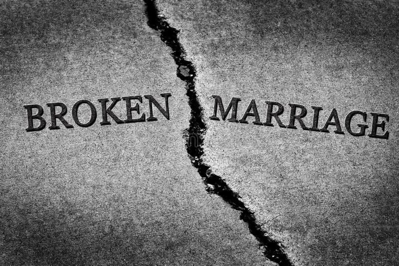 Relación destruida destrozada pares quebrados del divorcio de la boda imágenes de archivo libres de regalías Relación destruida destrozada pares quebrados del divorcio de la boda imágenes de archivo libres de regalías