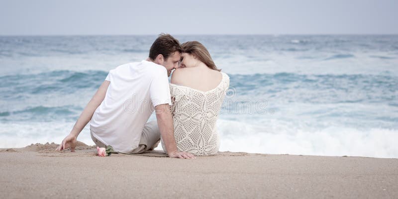 Relación romántica de los amantes del océano de la playa del amor de los pares del compromiso