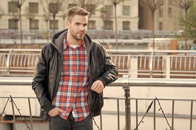 Relajante. Hombre Con Camisa De Cuero. Estilo De Calle. Retrato Al Aire  Libre. Concepto De Ropa De Hombre. Conjunto De Moda Imagen de archivo -  Imagen de vida, apenas: 205740283