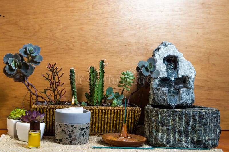 Relajante santuario en casa con objetos para relajar y meditación vela de altar incienso aceite fuente de agua foto de archivo