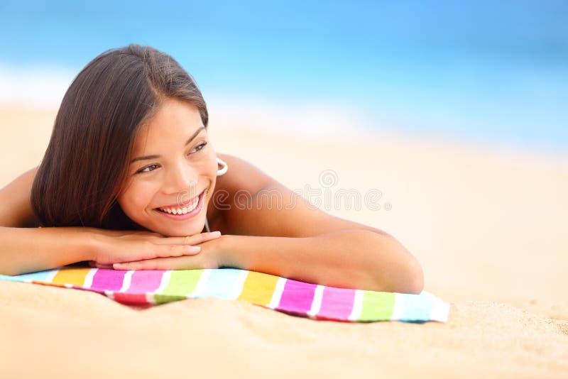 Relaksująca plażowa kobieta szczęśliwa