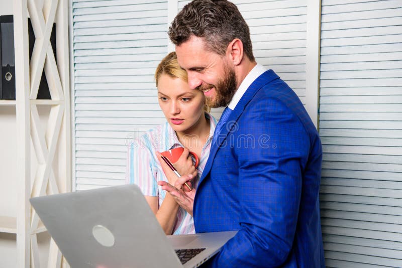 Relaties op het werk Collega's vreedzame vriendschappelijke atmosfeer Vriendschap van collega's Het werk van het team Gelijkheid royalty-vrije stock afbeelding Relaties op het werk Collega's vreedzame vriendschappelijke atmosfeer Vriendschap van collega's Het werk van het team Gelijkheid royalty-vrije stock afbeelding