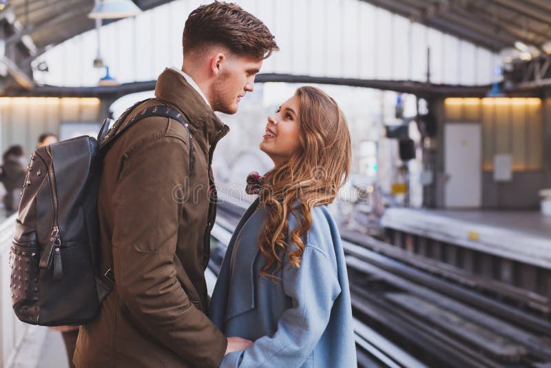 Relations de fond, couple à la station de train