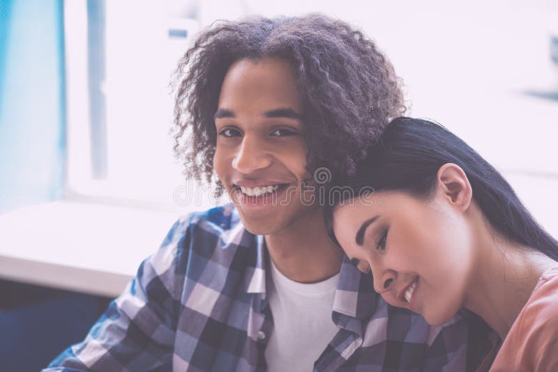 Relations entre les jeunes image stock Relations entre les jeunes image stock